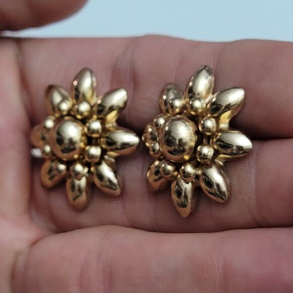 Vintage Coro Gold Tone Flower Screwback Earrings - Picture 8 of 11